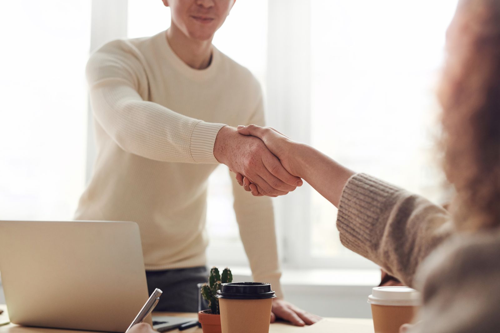 Una stretta di mano durante un incontro di lavoro