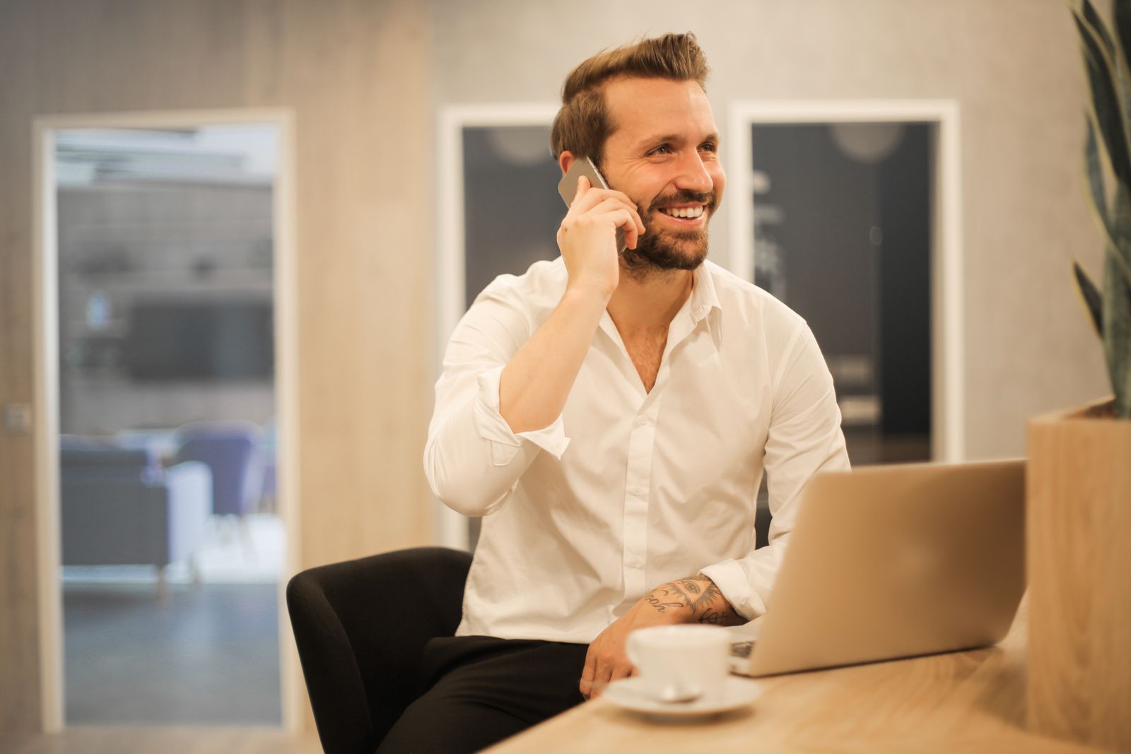 Un professionista al lavoro in ufficio