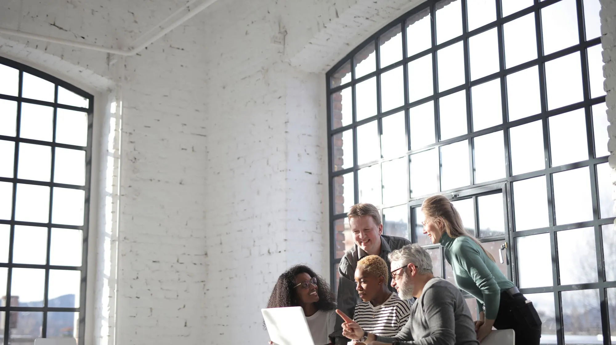 Un gruppo di professionisti al lavoro in uno studio luminoso