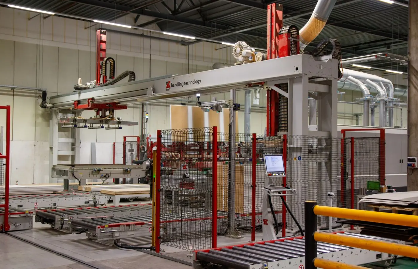 Braccio robotico in un ambiente di produzione