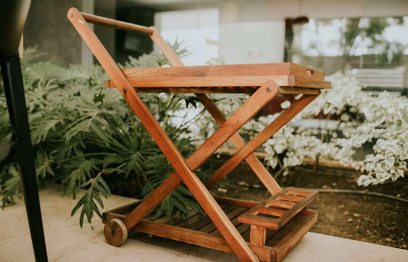 Carrello in legno con ruote in un ambiente domestico