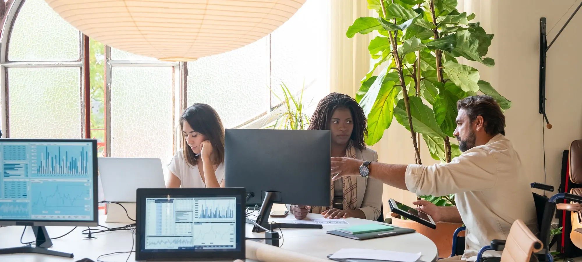 Professionisti al lavoro alle scrivanie di uno studio
