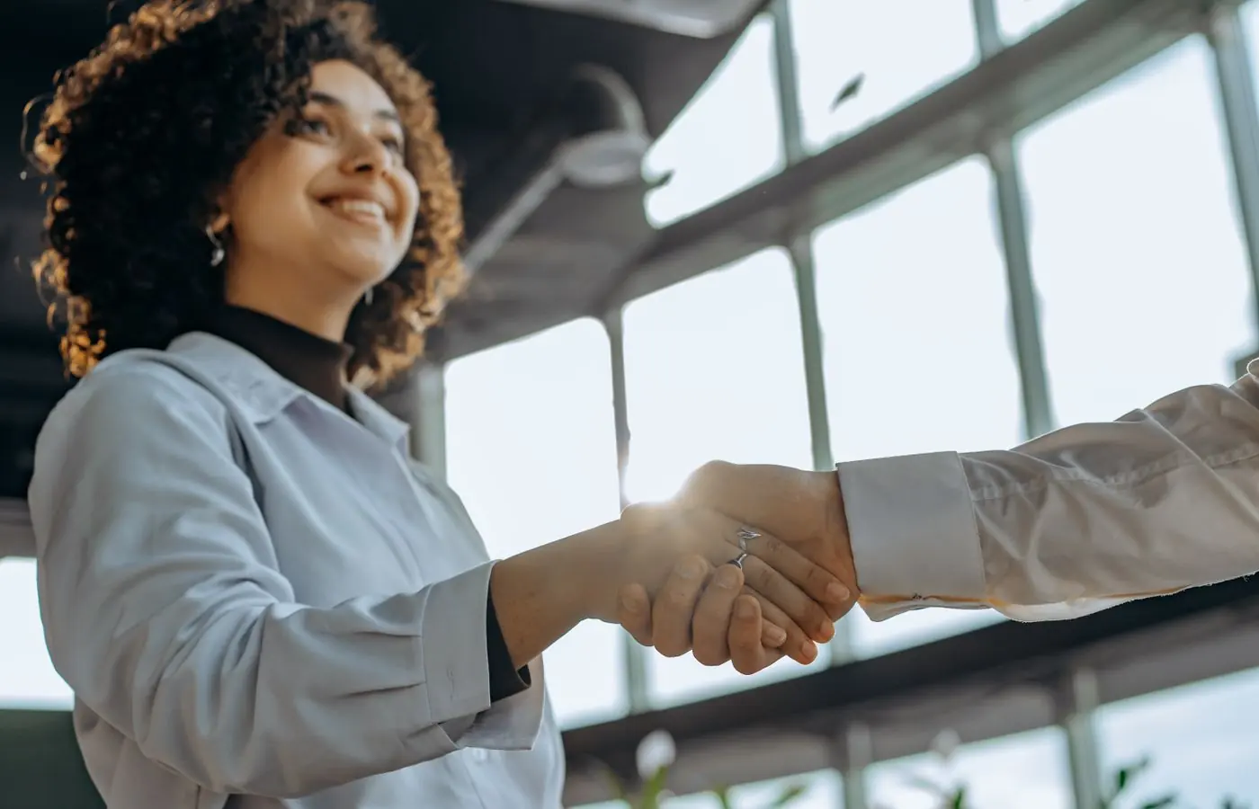 Stretta di mano fra due persone in un ufficio