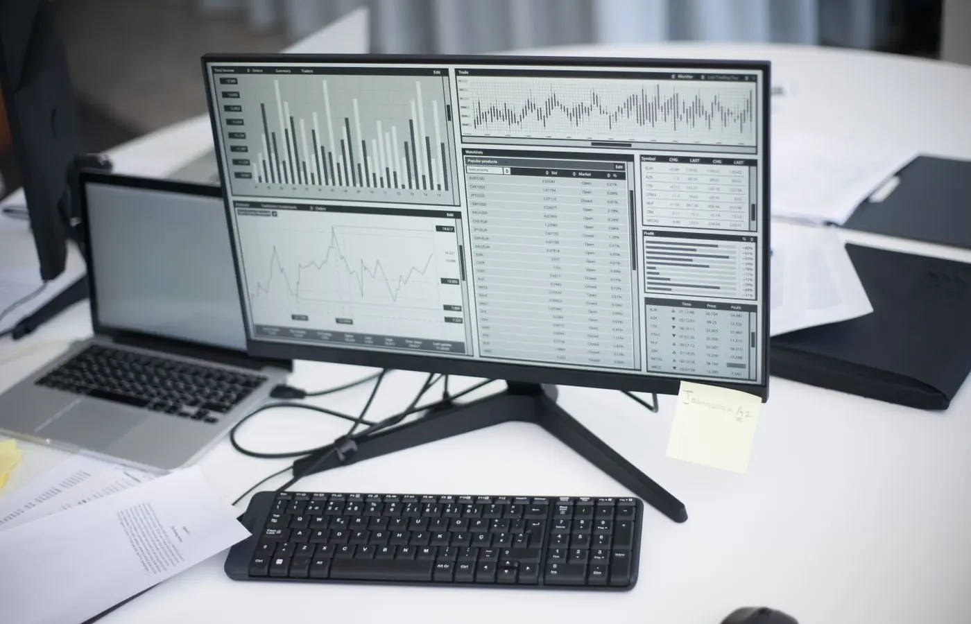 Postazione di lavoro con grafici di analisi